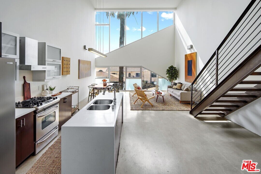 803 Wilcox Ave in Los Angeles, CA - Building Photo