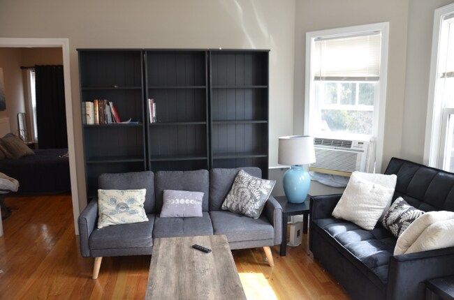 51 Windsor St in Worcester, MA - Foto de edificio - Building Photo