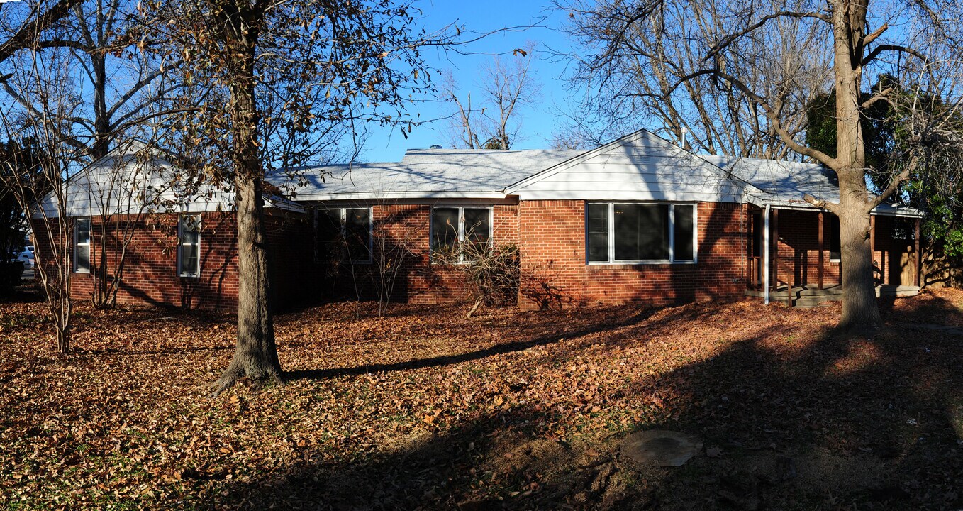 1233 West Brooks Street in Norman, OK - Foto de edificio