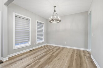 943 Earley Lake Curve in Burnsville, MN - Building Photo - Building Photo