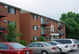 Georgian Court Apartments in La Grange Highlands, IL - Building Photo - Building Photo