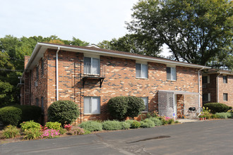 Oakwood Manor Apartments in Fairport, NY - Building Photo - Building Photo