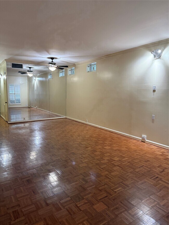 7933 Woodway Dr in Houston, TX - Building Photo - Building Photo