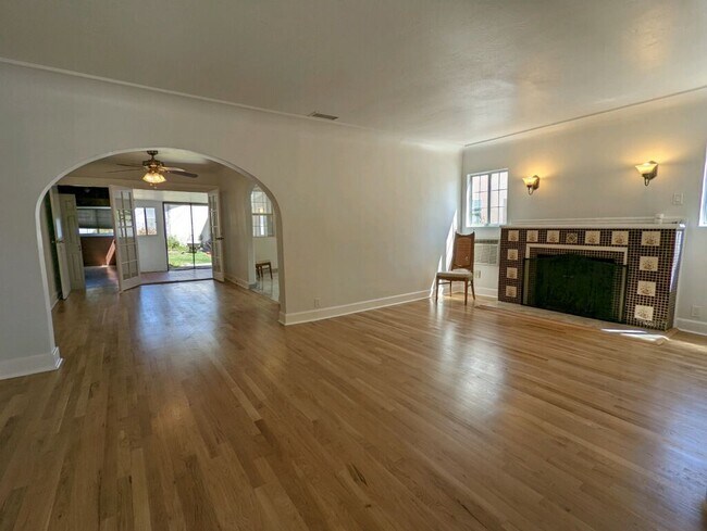 6619 Willoughby Ave in Los Angeles, CA - Building Photo - Building Photo