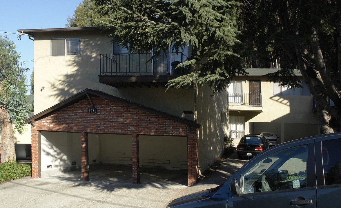 8025 Greenridge Dr in Oakland, CA - Building Photo