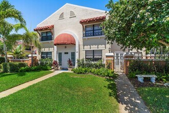 15 Uno Lago Dr in North Palm Beach, FL - Building Photo - Building Photo