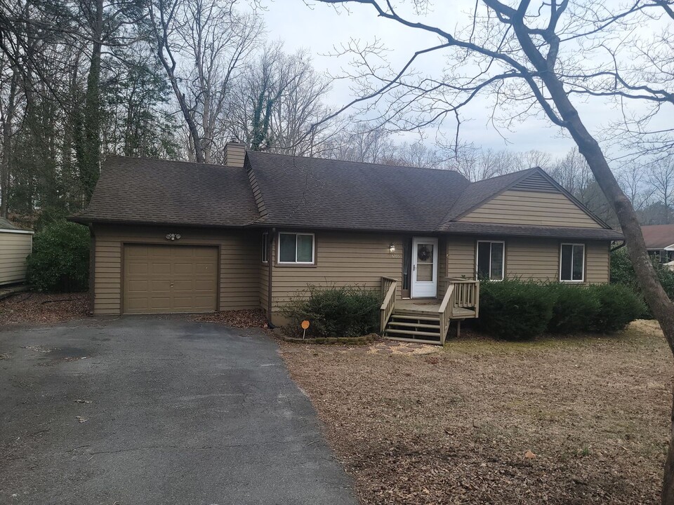 6095 Campaign Trail in Mechanicsville, VA - Building Photo