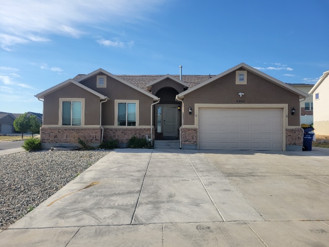 8200 6900 W in West Jordan, UT - Foto de edificio - Building Photo