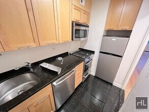 AMAZING STUDIO APARTMENT!! AMAZING DEAL! W in New York, NY - Building Photo - Building Photo