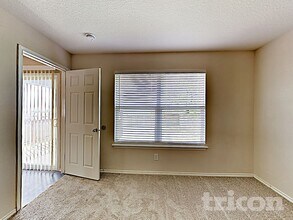 2319 Camberly View in Converse, TX - Foto de edificio - Building Photo