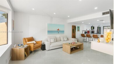 10011 SW 77th Ct in Miami, FL - Foto de edificio - Building Photo