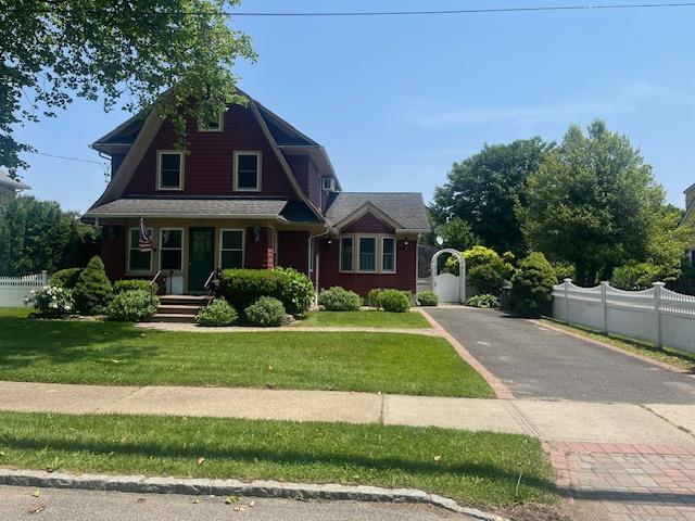 37 Cedar Ave in Islip, NY - Building Photo