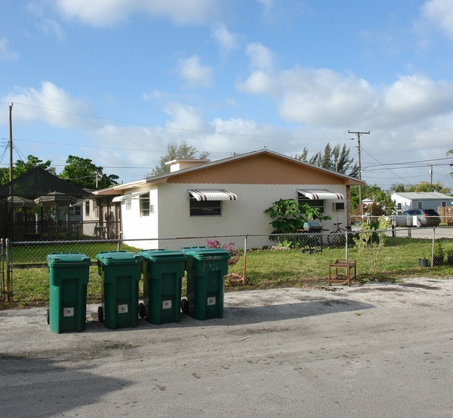 4250 SW 62nd Ave in Fort Lauderdale, FL - Foto de edificio - Building Photo