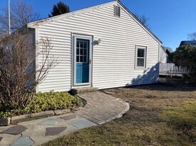 6 Maple Ave, Unit 102 E Hamilton Ave in Scituate, MA - Building Photo