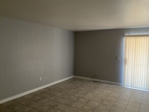 4965 Indian River Dr in Las Vegas, NV - Foto de edificio - Building Photo