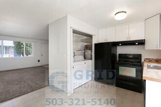 7045 SW Garden Home Rd in Portland, OR - Building Photo - Building Photo