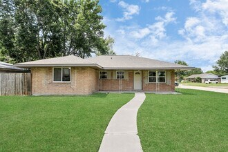 8102 Bob White Dr in Houston, TX - Foto de edificio - Building Photo