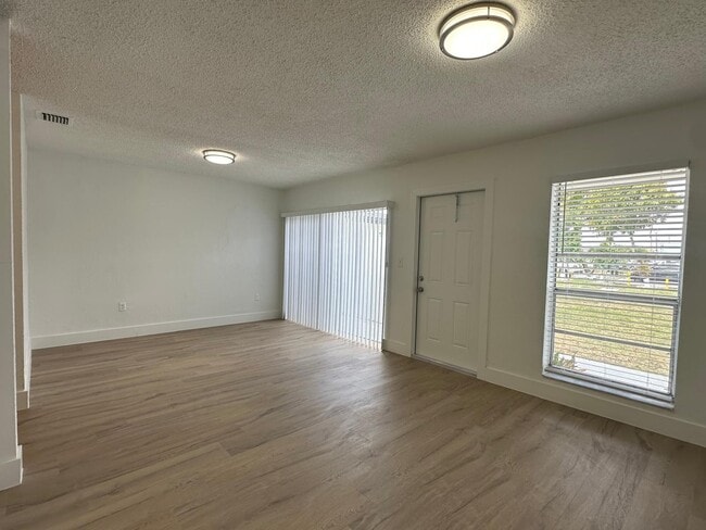6032 SW 25th St in Miramar, FL - Building Photo - Building Photo