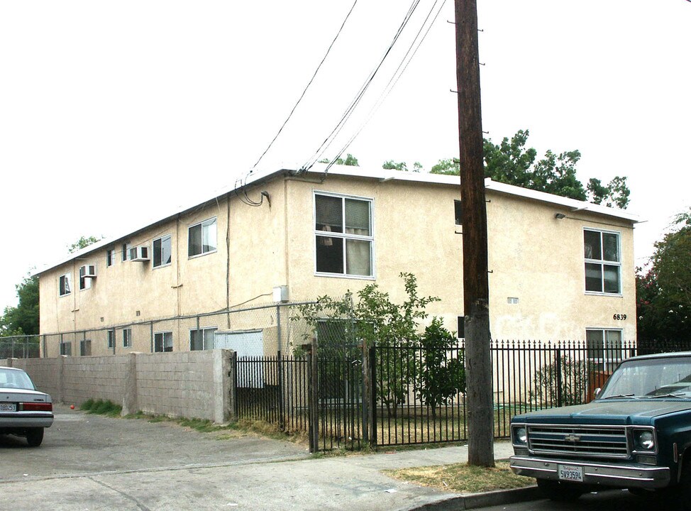 6839 Radford Ave in North Hollywood, CA - Foto de edificio