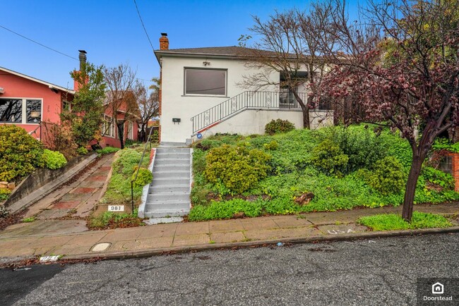 981 Warfield Ave in Oakland, CA - Foto de edificio - Building Photo