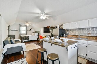 7017 Jefferson Ridge Dr, Unit Private Guest House #1 in Converse, TX - Building Photo - Building Photo