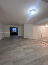 933 NE 199th St in Miami, FL - Building Photo - Building Photo