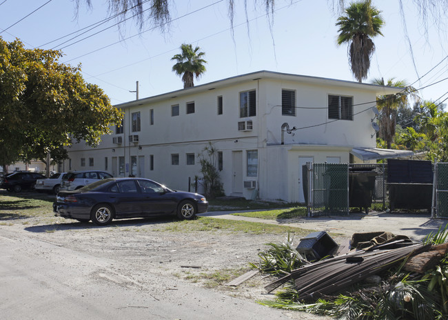 1530 NE 130th St in North Miami, FL - Foto de edificio - Building Photo