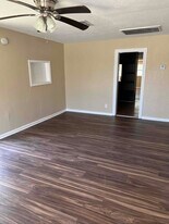 800 E Ave H in Silsbee, TX - Building Photo