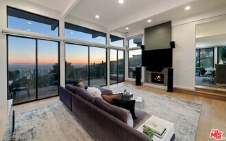 2001 Sunset Plaza Dr in Los Angeles, CA - Building Photo