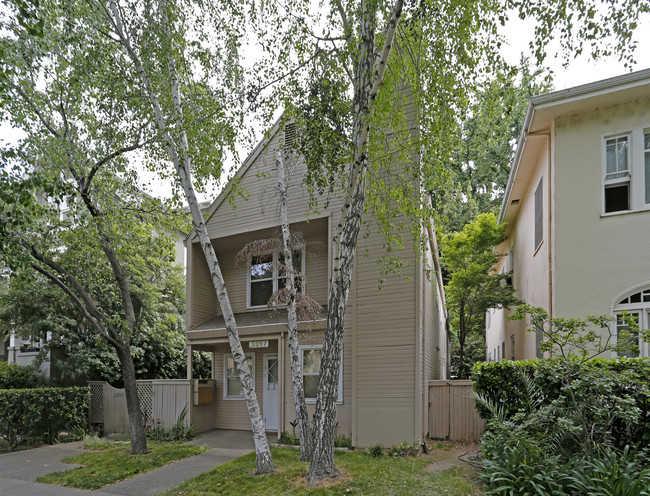 The Birchwood Apartments in Sacramento, CA - Building Photo - Building Photo