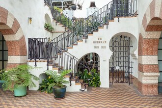 El Andaluz in Santa Barbara, CA - Foto de edificio - Building Photo