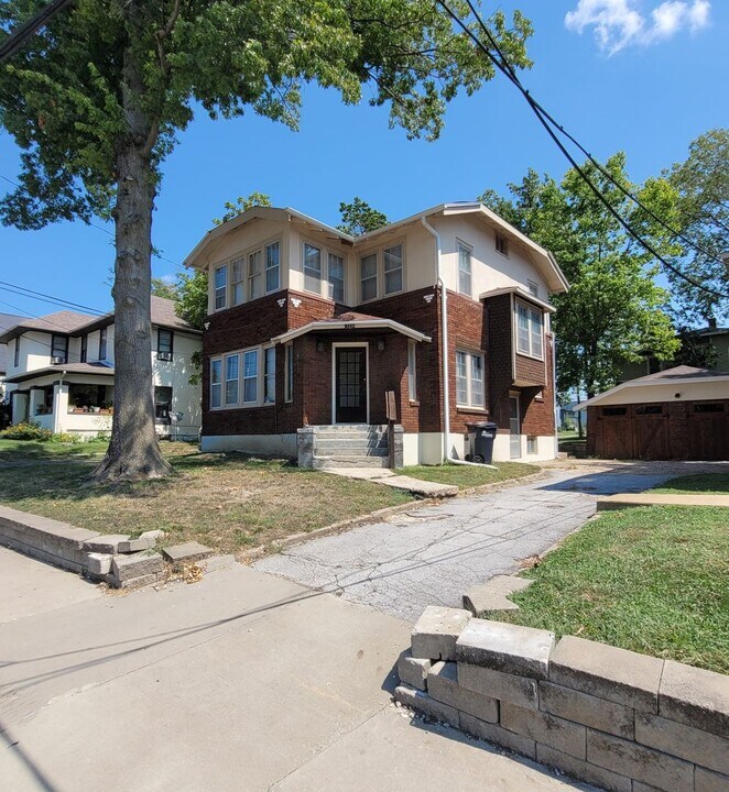 318 N 10th St in Columbia, MO - Foto de edificio