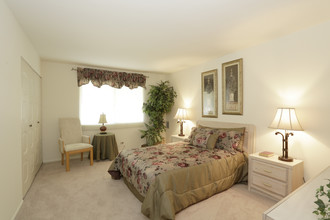 V.I.P. Apartments in Wheeling, IL - Building Photo - Interior Photo