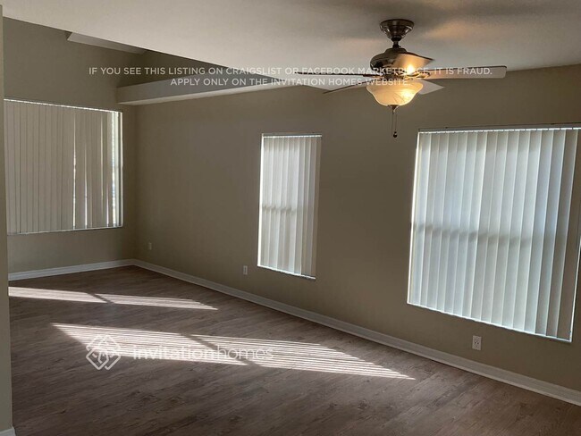 1215 Lake Shore Ranch Dr in Seffner, FL - Building Photo - Building Photo