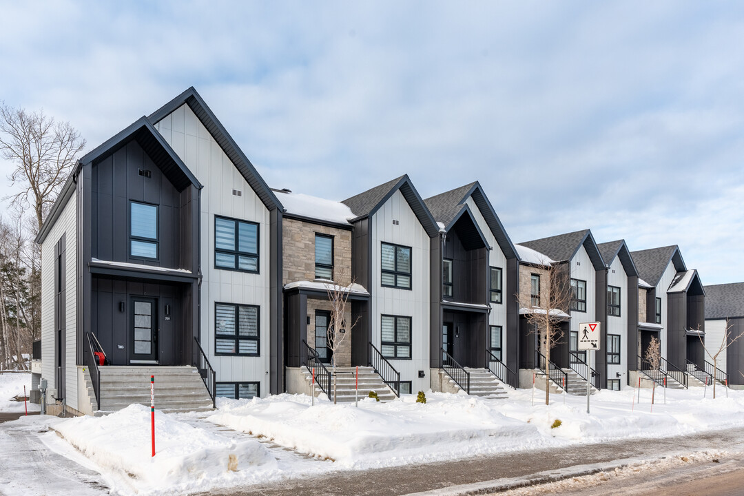 747 Des Grands-Jardins St in Lévis, QC - Building Photo