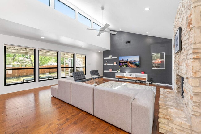 11502 Oak Knoll Dr in Austin, TX - Building Photo - Building Photo