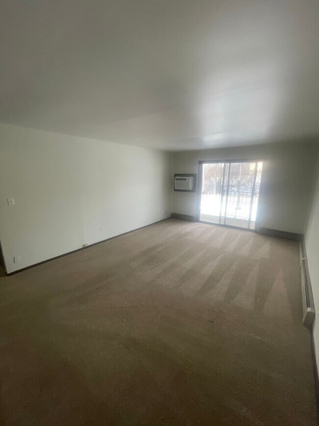 10500 W Fond Du Lac Ave. (12 Unit) in Milwaukee, WI - Building Photo - Building Photo