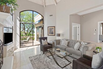 13495 E Charter Oak Dr in Scottsdale, AZ - Foto de edificio - Building Photo