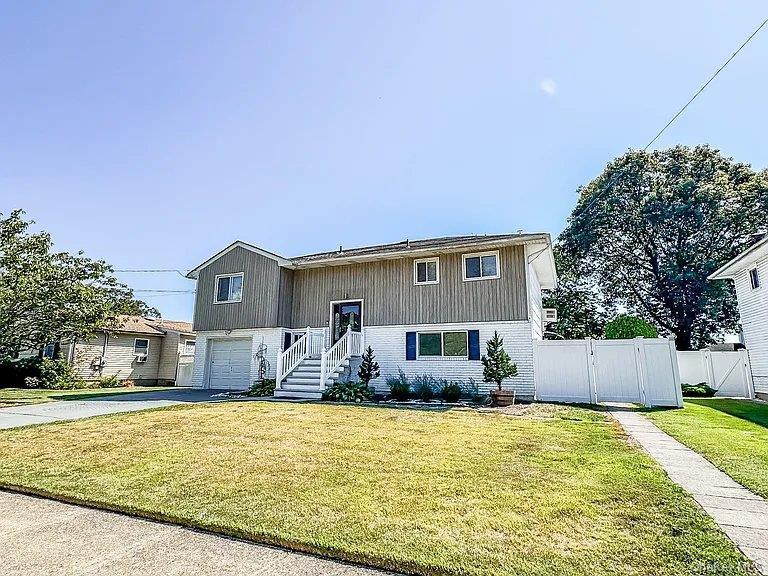 11 Marshall St in Massapequa, NY - Building Photo