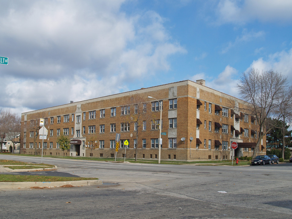 Roosevelt Manor in Milwaukee, WI - Foto de edificio