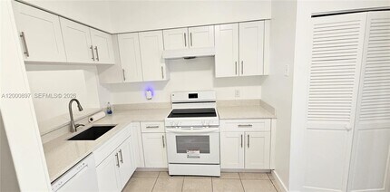 46 Simonton Cir in Weston, FL - Building Photo - Building Photo