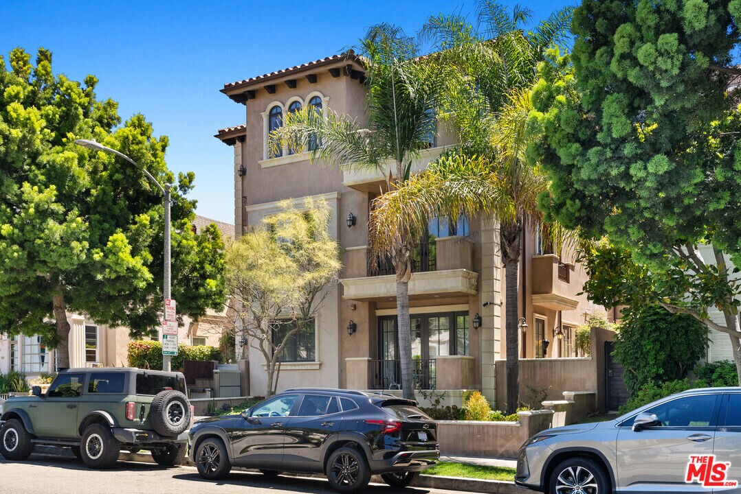 208 S Lasky Dr in Beverly Hills, CA - Building Photo