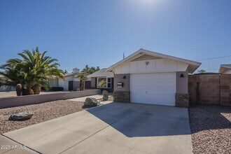 8743 E Solano Dr in Scottsdale, AZ - Building Photo - Building Photo