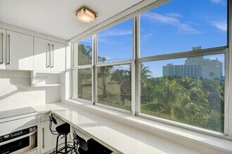 301 Ocean Dr, Unit 402 in Miami Beach, FL - Building Photo - Building Photo