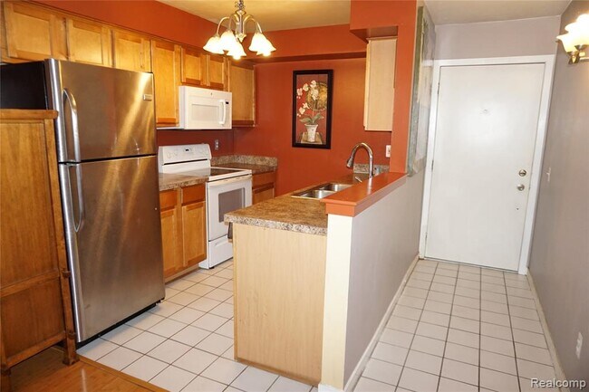 27991 Rollcrest Rd in Farmington Hills, MI - Building Photo - Building Photo