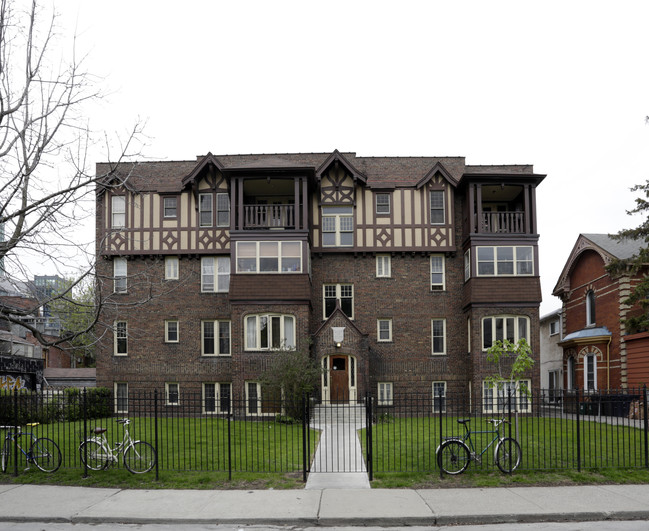 10 Beaconsfield Ave in Toronto, ON - Building Photo - Building Photo