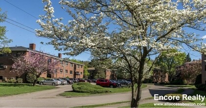 270 Grove St, Unit 5 in Newton, MA - Foto de edificio - Building Photo