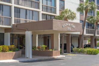 Dolphin Cove Condominium in Clearwater, FL - Foto de edificio - Building Photo