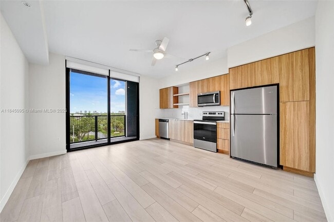 555 NE 8th St, Unit 714 in Fort Lauderdale, FL - Building Photo - Building Photo