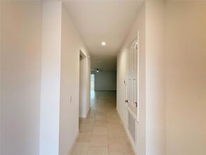 1568 Sky Lks Dr in St. Cloud, FL - Foto de edificio - Building Photo